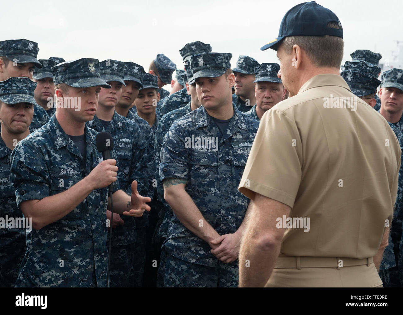 Der Kryptologietechniker 1. Klasse Brandon Silvis spricht mit Vize ADM Phillip Davidson an Bord der USS Elrod (FFG 55) während des geplanten Besuchs des Schiffes in Neapel. Die USS Elrod, eine Fregatte der Oliver-Hazard-Perry-Klasse, ist im Zuständigkeitsbereich der 6. US-Flotte an maritimen und theatralischen Sicherheitseinsätzen beteiligt. Stockfoto