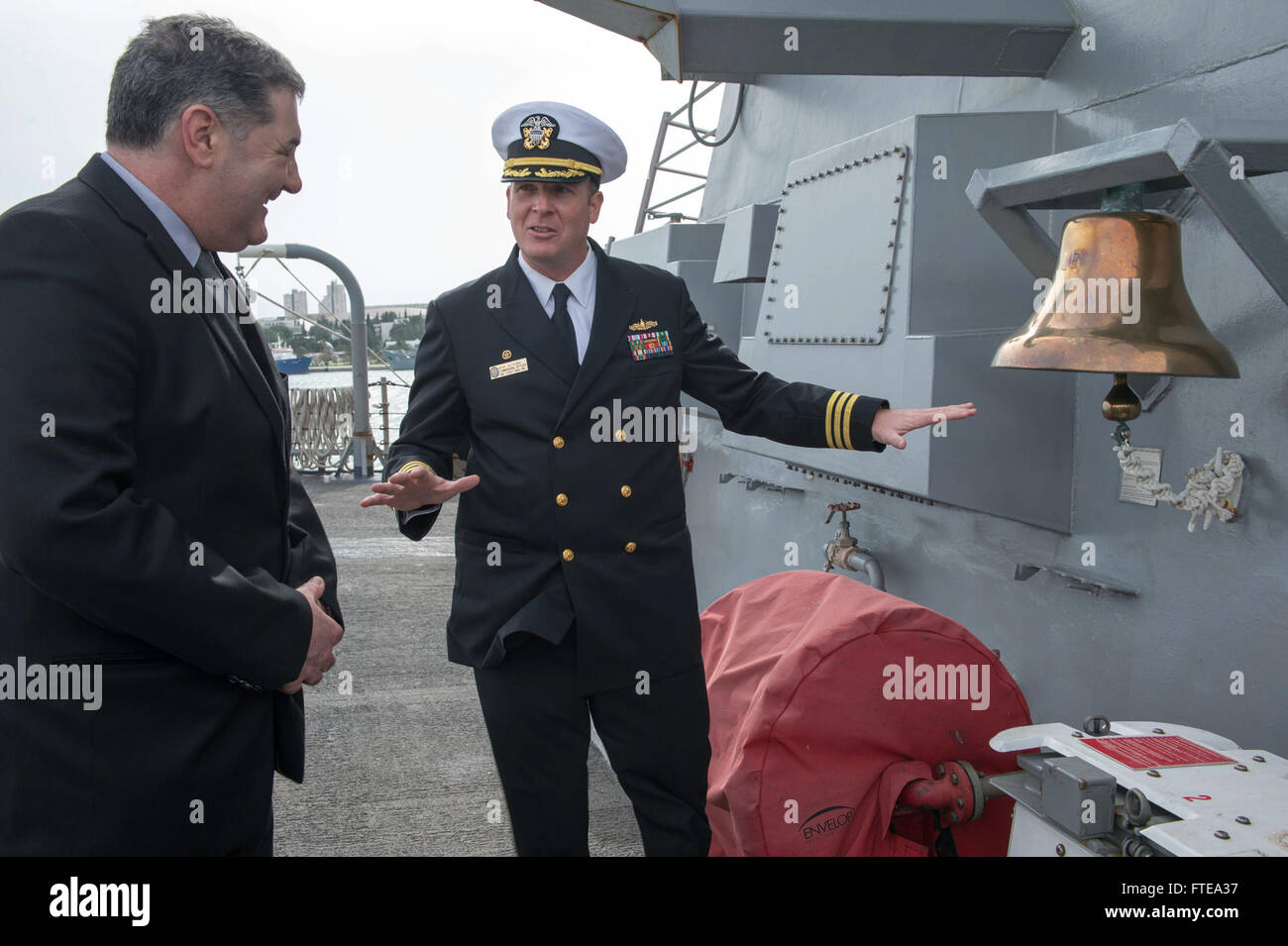 140219-N-UD469-395 SPLIT, Kroatien (19. Februar 2014) - Commander Robert Alpigini, Kommandierender Offizier der Arleigh-Burke-Klasse geführte Flugkörper Zerstörer USS Stout (DDG-55), zeigt Ivo Baldasar, Bürgermeister von Split, Kroatien, die Schiffsglocke während einer Tournee Stout während einer geplanten Hafen besuchen. Stout, Gridley in Norfolk, Virginia, ist auf eine geplante Bereitstellung unterstützen maritimer Sicherheitsoperationen und Sicherheitsbemühungen Zusammenarbeit Theater in den USA 6. Flotte Einsatzgebiet. (Foto: U.S. Navy Mass Communication Specialist 2. Klasse Amanda R. Gray/freigegeben)  Nehmen Sie das Gespräch auf Twitter (https://twitter Stockfoto