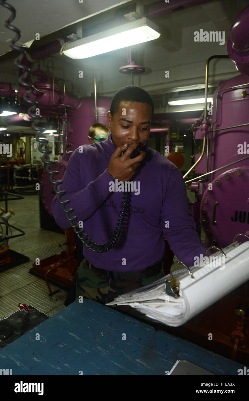 Die 3. Klasse Harvey Fitzgerald koordiniert die Betankung von Treibstoff an Bord der USS Bataan (LHD 5) während eines Einsatzes im Atlantik. Die USS Bataan, Teil der Amphibious Readiness Group, unterstützt Operationen der US-Navy in den Gebieten der 5. Und 6. Flotte und verbessert die Fähigkeit zur maritimen Sicherheit und Krisenreaktion. Stockfoto