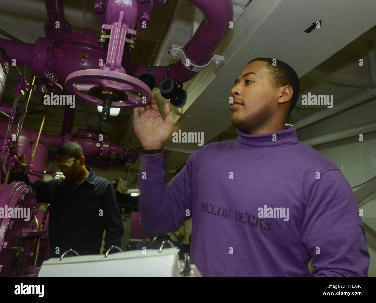 Harvey Fitzgerald gibt ein Ventil frei, um JP-5-Flugzeugtreibstoff an das Flugdeck der USS Bataan (LHD 5) zu schicken, was die maritimen Sicherheitsoperationen unterstützt und die Präsenz der US-Marine in den Zuständigkeitsbereichen der 5. Und 6. Flotte verbessert. Stockfoto