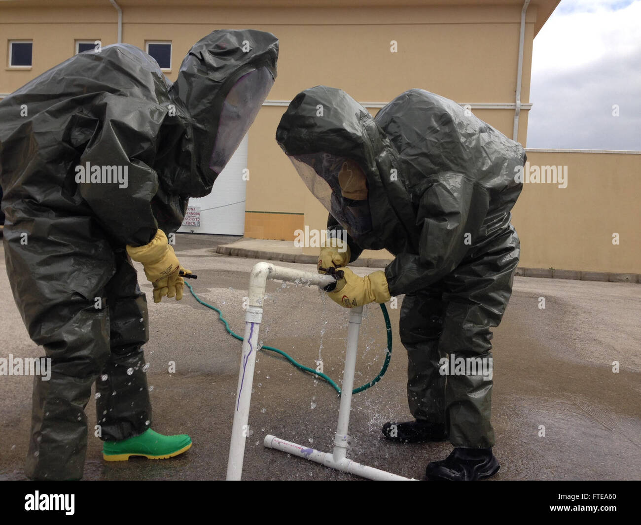 Am 20. Februar 2014 führen Mitglieder der EODMU 8 in Rota, Spanien, Schulungen im Umgang mit gefährlichen Abfällen und im Notfall durch, um ihre Rolle bei der Entsorgung von Sprengkörpern (EOD) hervorzuheben. Stockfoto