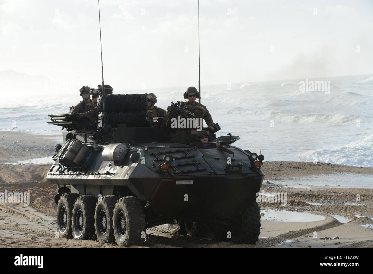Marines betreiben ein leichtes gepanzertes Fahrzeug (LAV) während des Trainings am Strand im Atlantischen Ozean als Teil der Bataan Amphibious Readiness Group. Die Gruppe unterstützt Maßnahmen zur Gefahrenabwehr im Seeverkehr und Krisenreaktion in den Zuständigkeitsbereichen der 5. Und 6. US-Flotte. Stockfoto