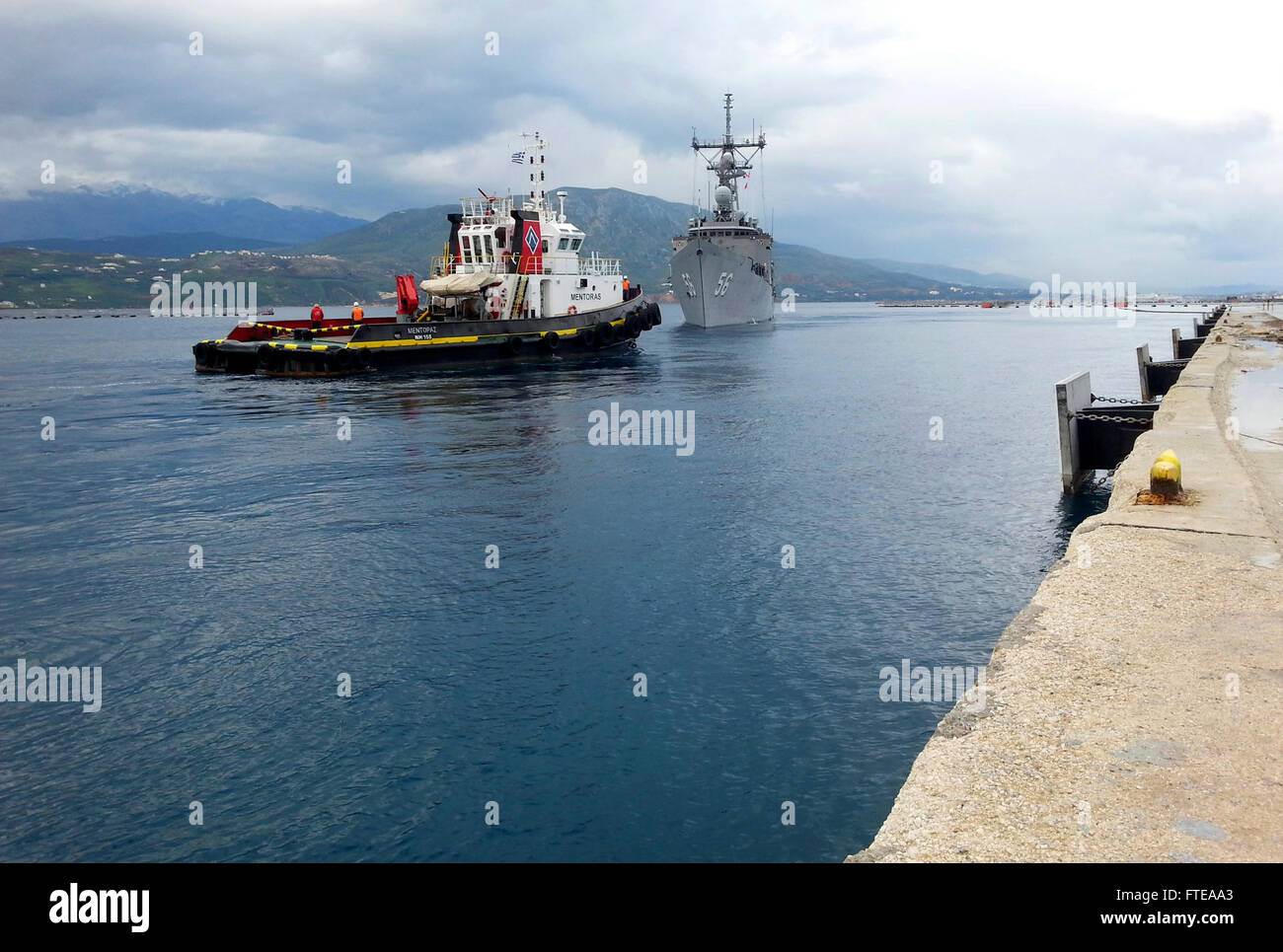 140224-N-JE719-059: SOUDA BAY, Griechenland (24. Februar 2014) – die geführte Raketen Fregatte USS Simpson (FFG-56) fährt Souda-Bucht nach ein geplanter Hafen besuchen. Simpson, Gridley in Mayport, Florida, ist auf eine geplante Bereitstellung unterstützen maritimer Sicherheitsoperationen und Sicherheitsbemühungen Zusammenarbeit Theater in den USA 6. Flotte Einsatzgebiet. (Foto: U.S. Navy Mass Communication Specialist 2. Klasse Jeffrey M. Richardson / veröffentlicht) Stockfoto