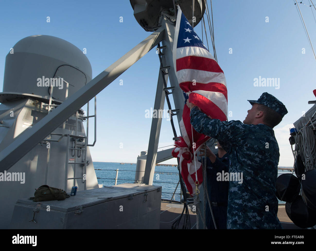 140225-N-SK590-032: AUGUSTA BAY, Italien (25. Februar 2014) - Segler Farben während Treibanker und Detail an Bord geführte Raketen Fregatte USS Simpson (FFG 56) zu verlagern, da das Schiff für einen geplanten Hafen-Besuch kommt. Simpson, Gridley in Mayport, Florida, ist für eine geplante Bereitstellung, Durchführung von maritimen und Theater Sicherheitsmaßnahmen im Bereich der 6. Flotte von Operationen. (Foto: U.S. Navy Mass Communication Specialist 2. Klasse Tim D. Godbee/freigegeben) Stockfoto