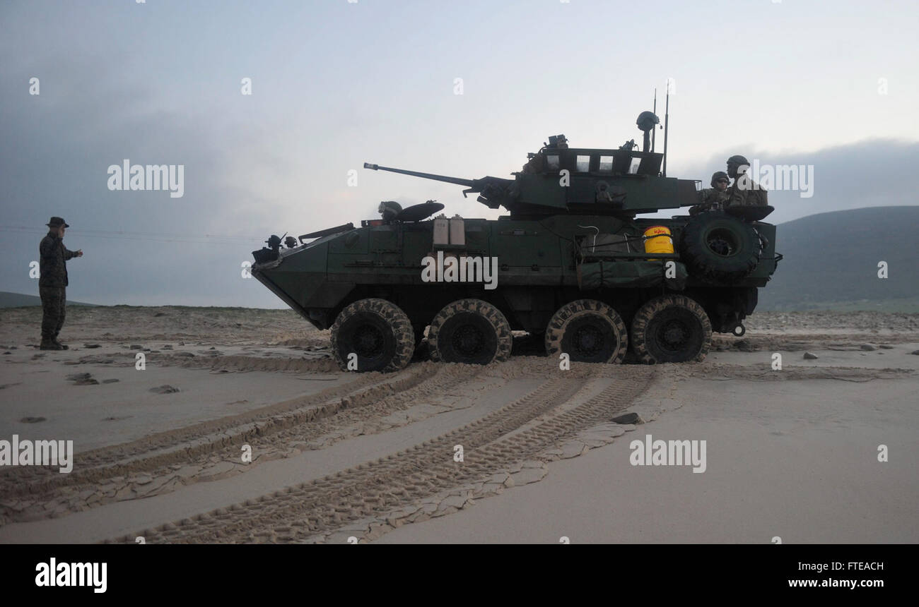 Marines laden ein leichtes gepanzertes Fahrzeug auf ein Landing Craft Luftkissen von der USS Bataan (LHD 5) vor der Küste von Rota, Spanien. Diese Operation ist Teil der amphibischen Bereitschaftsgruppe der US Navy, die die maritime Sicherheit und Krisenreaktion in den Gebieten der 5. Und 6. Flotte unterstützt. Stockfoto