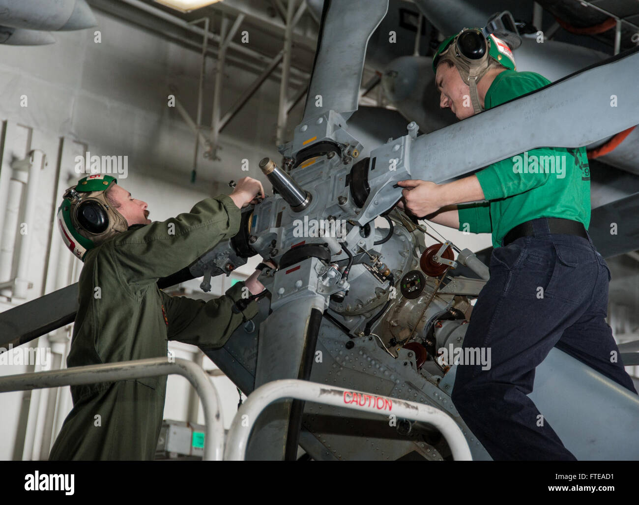 140226-N-SI489-137 Atlantik (26. Februar 2014) Lt. Andy Klingensmith, links, Sauquoit, N.Y. und Luftfahrt Maschinist Mate 2. Klasse Louis Bouchard, aus Scranton, Pennsylvania, zugeordnet zu den Dreizack von Hubschrauber Meer bekämpfen Squadron (HSC) 9 Wartungsarbeiten an einem MH-60 Seahawk an Bord des Flugzeugträgers USS George H.W. Bush (CVN-77). George H.W. Bush ist auf eine geplante Bereitstellung auf dem Weg zur Unterstützung von maritimer Sicherheitsoperationen und Sicherheitsbemühungen Zusammenarbeit Theater in der US-5. und 6. Flotte Zuständigkeitsbereiche. (U.S. Navy Photo von Masse Kommunikation Spezialist Seemann Andrew Jo Stockfoto