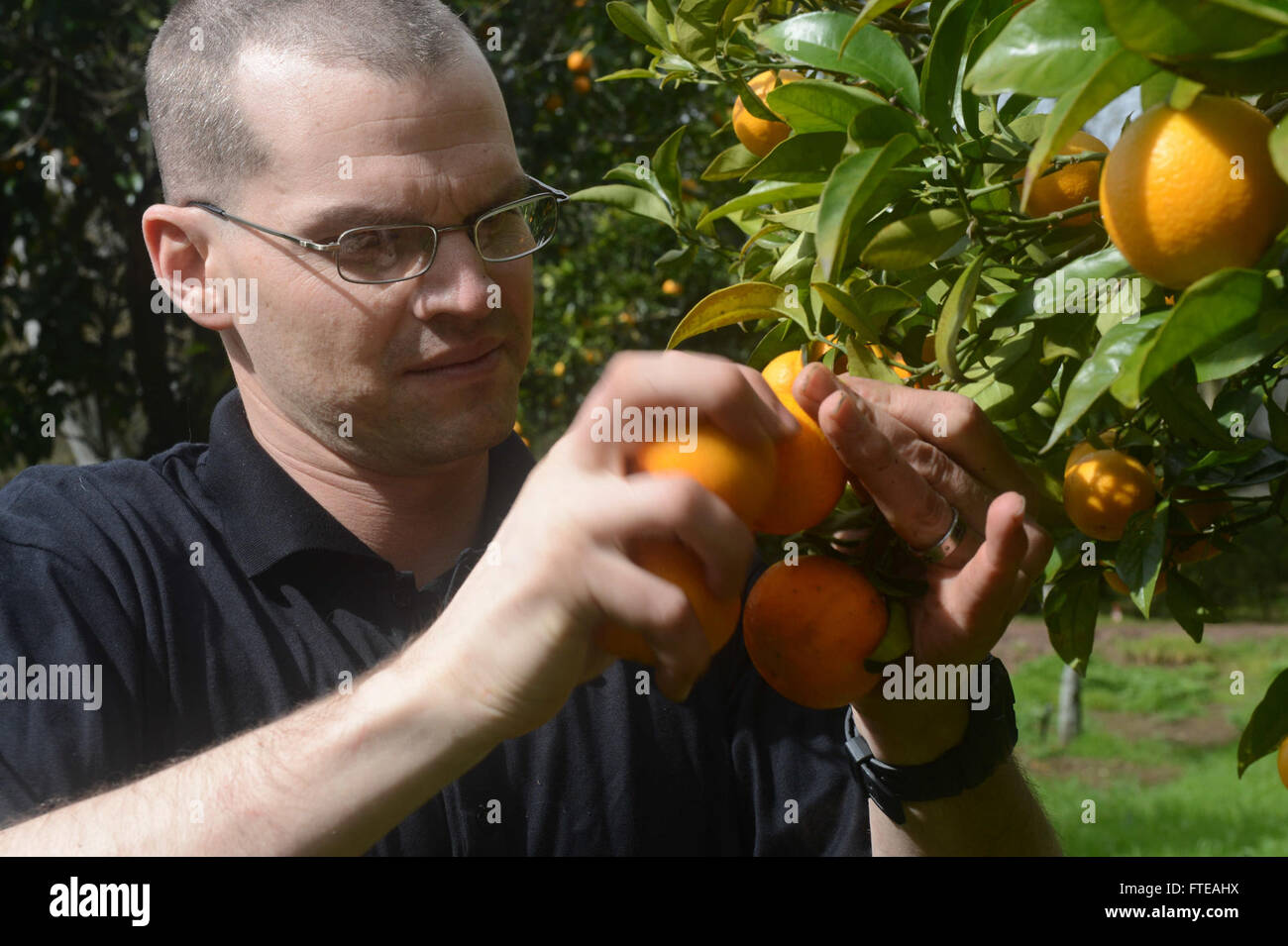 Krankenhauskorpsman 1. Klasse Justin Mullins von der USS Bataan nimmt an einer Community Relations Veranstaltung in Lissabon, Portugal, während des Hafenbesuchs des Schiffes Teil. Die USS Bataan Amphibious Readiness Group unterstützt die Gefahrenabwehr im Seeverkehr und die Krisenreaktion in den Gebieten der 5. Und 6. Flotte. Stockfoto
