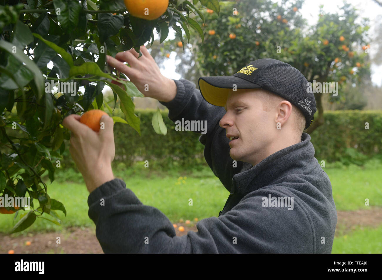 Personalsachbearbeiter 2. Klasse Ahren Eisenmenger, an Bord der USS Bataan (LHD 5), nimmt während eines Hafenbesuchs in Lissabon, Portugal, an einer Gemeindeveranstaltung Teil. Die USS Bataan wird eingesetzt, um die Sicherheit und Krisenreaktion im Seeverkehr in den Zuständigkeitsbereichen der 5. Und 6. Flotte der US Navy zu unterstützen. Stockfoto