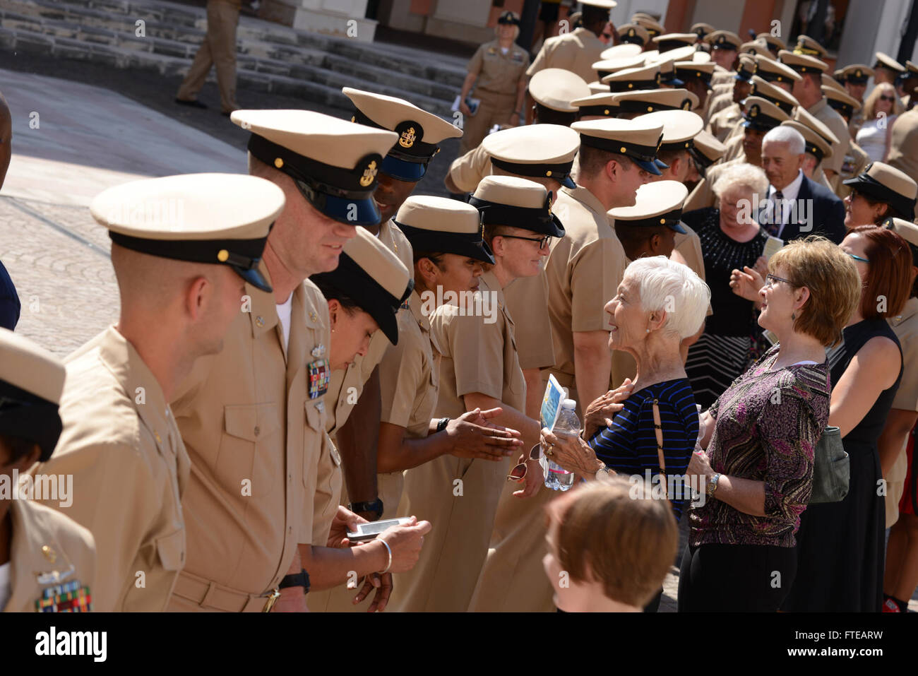 140916-N-OX801-632 Neapel, Italien (16. September 2014) neu gefördert Chief Petty Officer (CPO) zugewiesen, US Naval Forces Europa-Afrika/US 6. Flotte Herzlichen Glückwunsch nach einer CPO pinning Zeremonie am Naval Support Aktivität Neapel erhalten. Die Zeremonie geehrt mehr als 28 Männer und Frauen in den Rang eines Chief Petty Officer, mit ihren Anker fixiert durch Freunde, Familie und ihren neuen Kollegen in CPO durcheinander. (Foto: U.S. Navy Mass Communication Specialist 3. Klasse Daniel Schumacher/freigegeben) Stockfoto