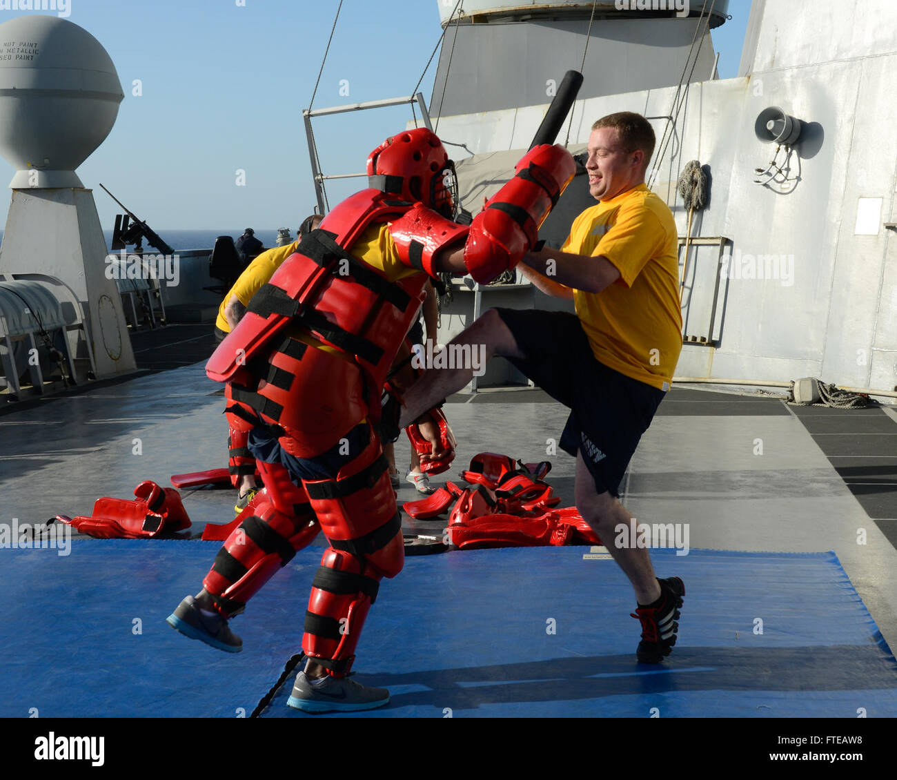 140304-N-HB951-611 Mittelmeer (4. März 2014) – Bootsmann's Mate 2. Klasse Dustin Holroyd von Key West, Florida, verteidigt sich gegen simulierte Angreifer nach während Kraft Ausbildung an Bord der amphibischen Transportschiff der Dock USS Mesa Verde (LPD 19) mit Oleoresin Capsicum (OC) Spray besprüht. Mesa Verde Matrosen und Marinesoldaten, 22. Marine Expeditionary Unit (MEU) zugewiesen werden bereitgestellt, maritime Sicherheits-Operationen zu unterstützen, die Krisenreaktionsfähigkeit, zunehmende Theater Sicherheitskooperation und eine nach vorne Marine Präsenz in den USA 5. und 6. Flotte Bereichen bzw. Stockfoto