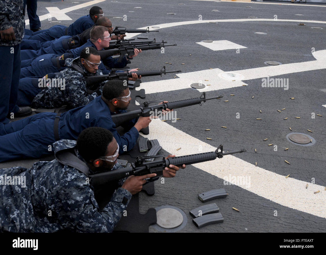 140305-N-CH661-045: MEDITERRANEAN SEA (5. März 2014) - Segler zugewiesen geführte Flugkörper Zerstörer USS Ramage (DDG-61) Feuer M16 Gewehre während einer live-Feuer-Übung auf dem Flugdeck. Ramage, Gridley in Norfolk, Virginia, ist auf eine geplante Bereitstellung unterstützen maritimer Sicherheitsoperationen und Sicherheitsbemühungen Zusammenarbeit Theater in den USA 6. Flotte Einsatzgebiet. (Foto: U.S. Navy Mass Communication Specialist 2. Klasse Jared King/freigegeben)  Nehmen Sie das Gespräch auf Twitter (https://twitter.com/naveur navaf) folgen Sie uns auf Facebook (https://www.facebook.com/USNavalForcesEuropeAf Stockfoto