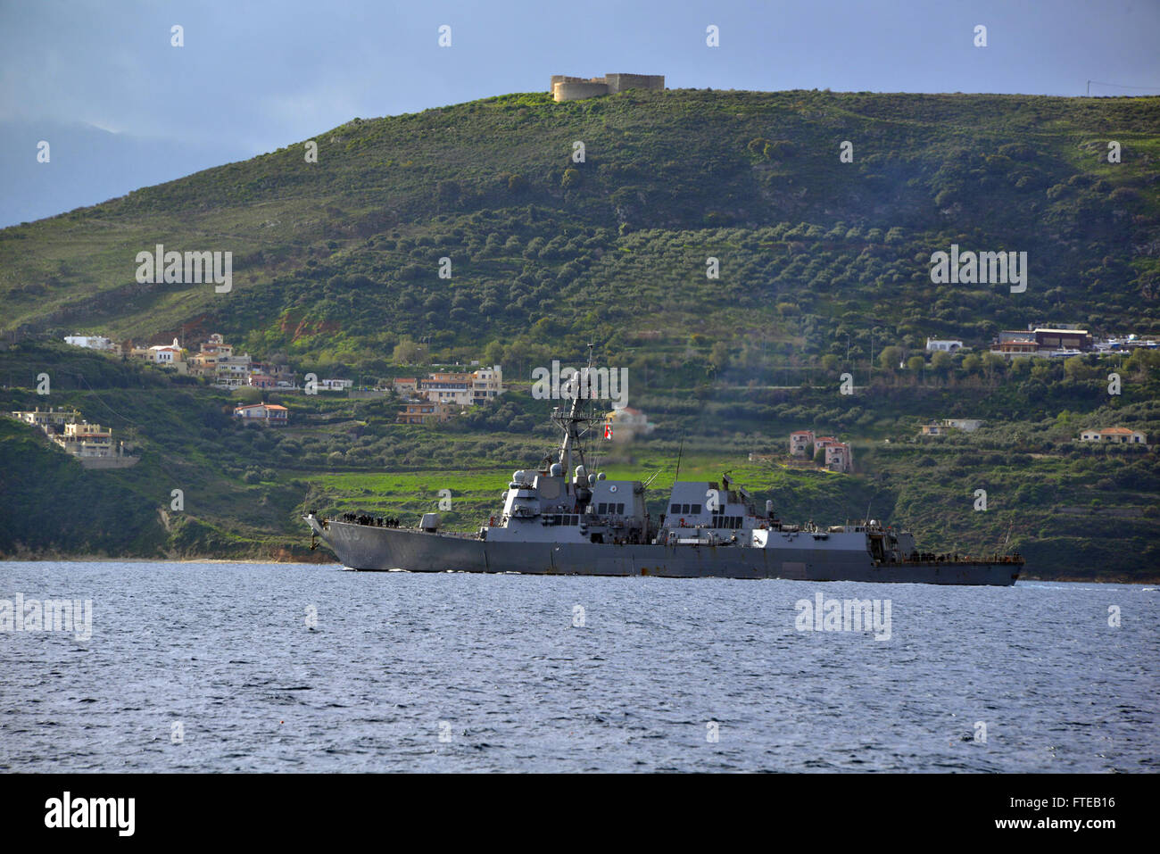 140306-N-MO201-169 SOUDA-Bucht, Griechenland (6. März 2014) fährt der geführte Flugkörper-Zerstörer USS Seezielflugkörper (DDG-103) Marathi NATO Pier Anlage folgende geplante Hafen zu besuchen, auf der griechischen Insel Kreta. Seezielflugkörper wird eingesetzt zur Unterstützung der Sicherheit im Seeverkehr Operationen und Sicherheitsbemühungen Zusammenarbeit Theater in den USA 6. Flotte Aufgabengebiet. (US Navy Foto von Paul Farley/freigegeben) Stockfoto