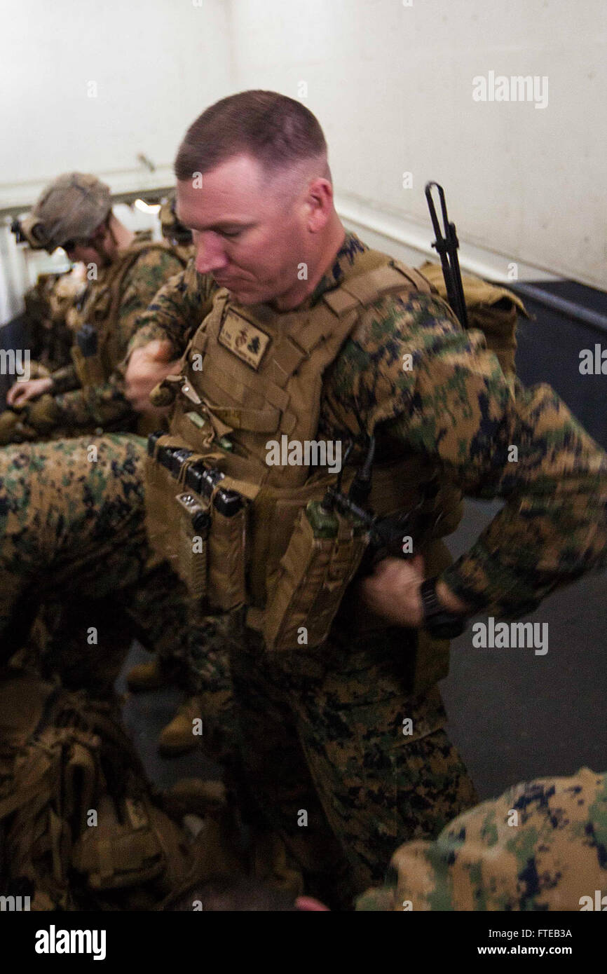 US-Marines vom Battalion Landing Team 1st Battalion, 6th Marine Regiment, 22nd Marine Expeditionary Unit (MEU) bereiten sich auf einen Flug von der USS Bataan (LHD 5) nach Griechenland für eine bilaterale Übung mit der Hellenischen Armee am 7. März vor. Diese Übung stärkt NATO-Bündnisse und fördert berufliche und persönliche Beziehungen zwischen den USA und Griechenland. Die Bataan operiert als seegestützte Krisenreaktionstruppe im Gebiet der 6. US-Flotte. Stockfoto