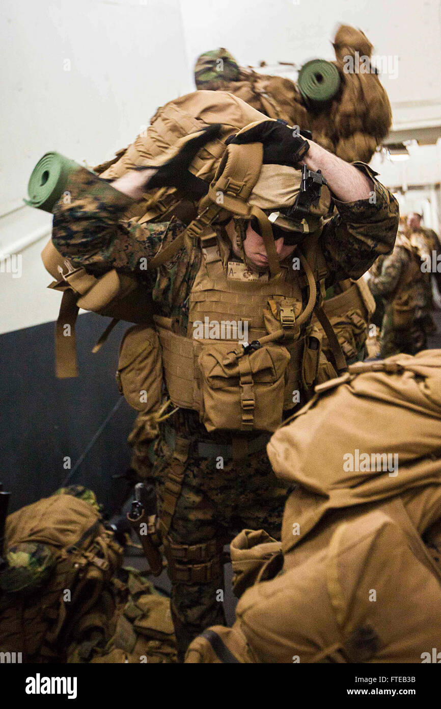 US-Marines mit Battalion Landing Team 1. Bataillon, 6. Marine Regiment, 22. Marine Expeditionary Unit (MEU) führen Operationen an Bord der USS Bataan (LHD 5) durch. Die MEU führt eine bilaterale Übung mit der griechischen Armee durch, um die NATO-Beziehungen zu stärken. Stockfoto US-Marines mit Battalion Landing Team 1. Bataillon, 6. Marine Regiment, 22. Marine Expeditionary Unit (MEU) führen Operationen an Bord der USS Bataan (LHD 5) durch. Die MEU führt eine bilaterale Übung mit der griechischen Armee durch, um die NATO-Beziehungen zu stärken. Stockfoto