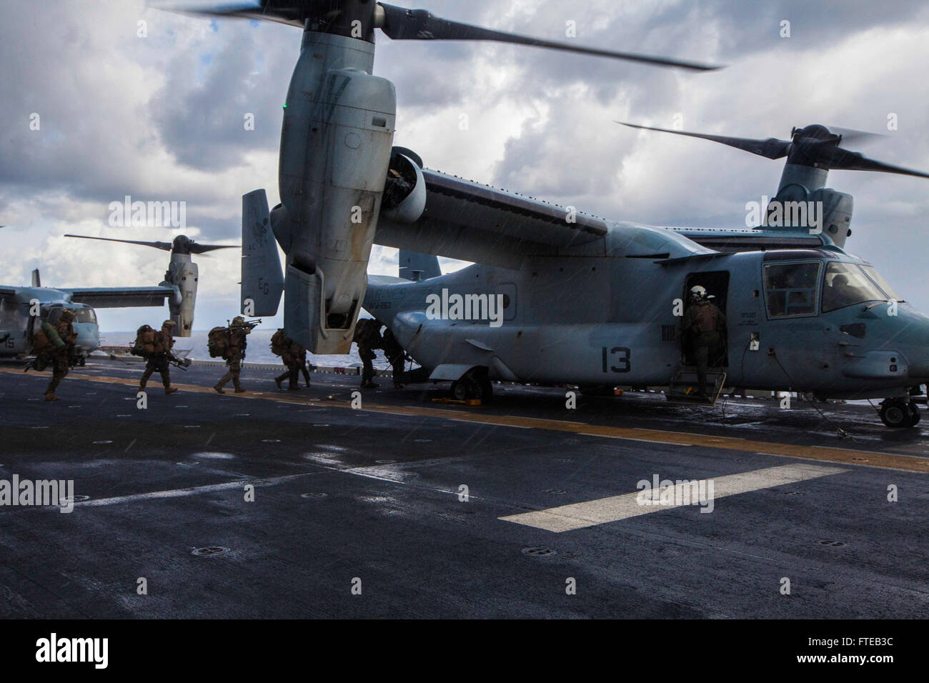 US-Marines mit Battalion Landing Team 1. Bataillon, 6. Marine Regiment, 22. Marine Expeditionary Unit (MEU) bereiten sich auf den Einsatz an Bord der USS Bataan (LHD 5) für eine bilaterale Übung mit der Hellenischen Armee in Griechenland vor. Diese Übung ist Teil der gemeinsamen Ausbildung der NATO zur Stärkung der militärischen Beziehungen und zur Verbesserung der Einsatzbereitschaft zwischen den USA und Griechenland. Stockfoto