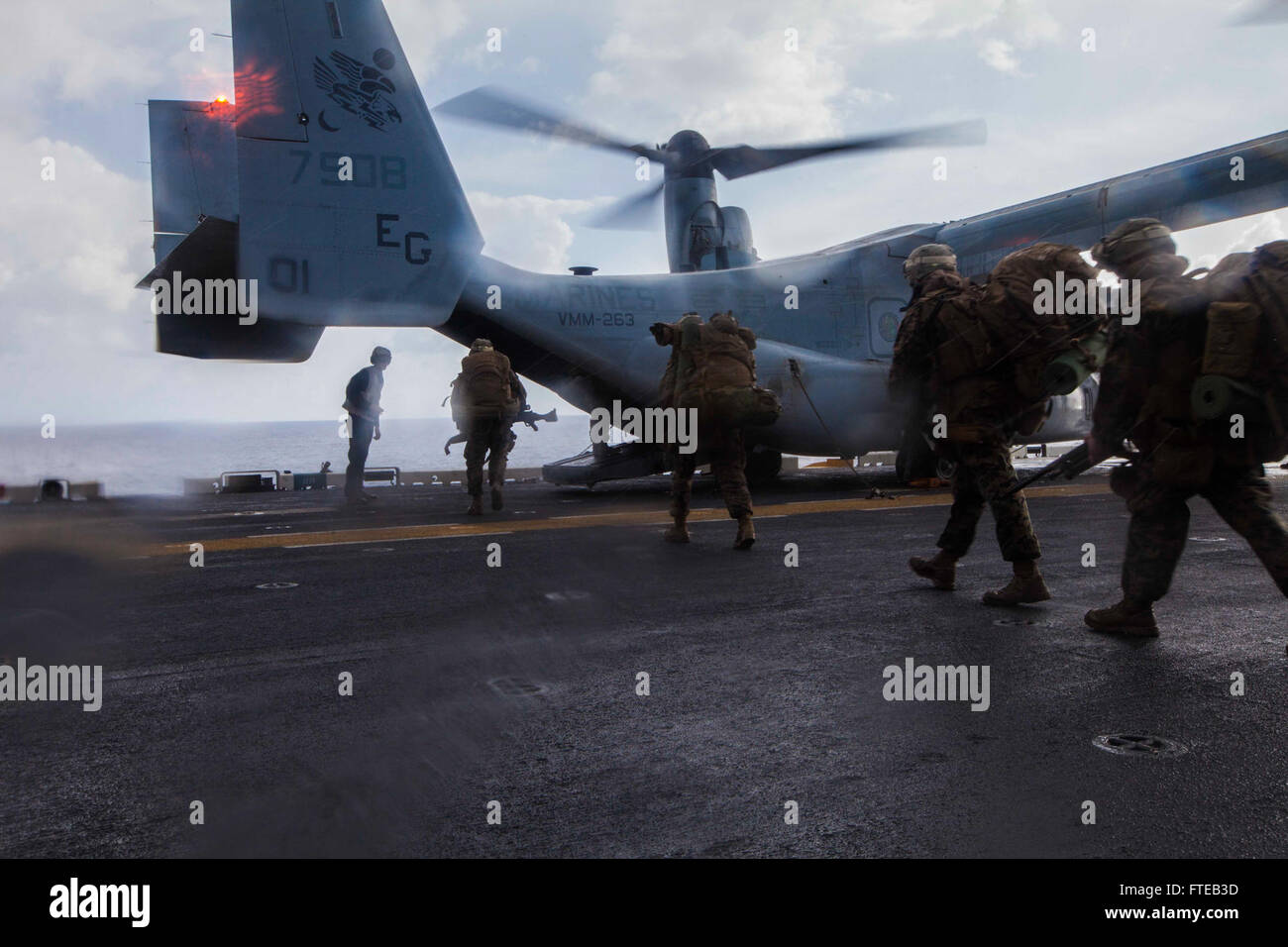 US-Marines und Seeleute an Bord der USS Bataan (LHD 5) bereiten sich auf eine bilaterale Übung mit der Hellenischen Armee in Griechenland vor. Die Marines vom Battalion Landing Team 1st Battalion, 6th Marine Regiment (BLT 1/6) laden für die Operation auf ein MV-22 Osprey. Stockfoto