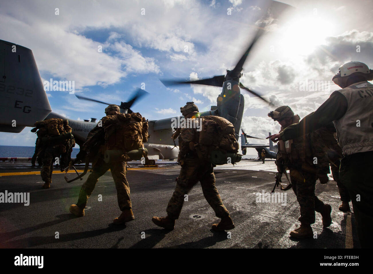 140307-M-HZ646-148: USS BATAAN auf See (7. März 2014) - US-Marines und Segler mit Battalion Landing Team 1. Bataillon, 6. Marine Regiment, 22. Marine Expeditionary Unit (MEU), laden auf ein MV-22 Osprey Flugzeug an Bord der USS Bataan (LHD-5) für eine bilaterale Übung mit der griechischen Armee in Griechenland, März 7. NATO-Verbündeten, den USA und Griechenland regelmäßig geplante militärische Übungen zur Stärkung der fachlichen und persönlicher Beziehungen führen. Die MEU bereitgestellt wird, in die USA 6. Flotte Einsatzgebiet mit der Bataan amphibische bereit Gruppe als eine seegestützte, expeditionary Krisenreaktion Stockfoto