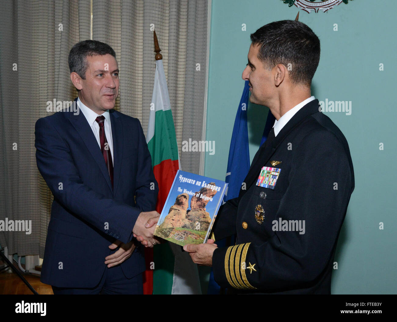 Kapitän Mark Colombo von der USS Mount Whitney (LCC 20) erhält während eines offiziellen Besuchs in Burgas ein bulgarisches Gedächtnis. Die USS Mount Whitney führt Marineoperationen zur Unterstützung der nationalen Sicherheitsinteressen der USA in Europa und Afrika durch. Stockfoto