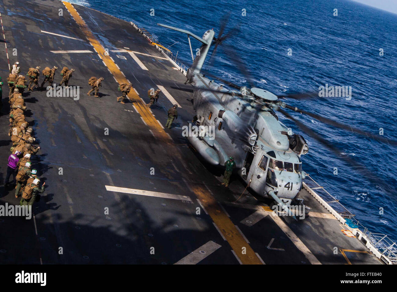 140307-M-HZ646-267: USS BATAAN auf See (7. März 2014) - US-Marines und Segler mit Battalion Landing Team 1. Bataillon, 6. Marine Regiment, 22. Marine Expeditionary Unit (MEU), laden Sie auf eine CH-53E Super Stallion-Hubschrauber an Bord der USS Bataan (LHD-5) für eine bilaterale Übung mit der griechischen Armee in Griechenland, März 7. NATO-Verbündeten, den USA und Griechenland regelmäßig geplante militärische Übungen zur Stärkung der fachlichen und persönlicher Beziehungen führen. Die MEU bereitgestellt wird, in die USA 6. Flotte Einsatzgebiet mit der Bataan amphibische bereit Gruppe als eine seegestützte, expeditionary Crisi Stockfoto 140307-M-HZ646-267: USS BATAAN auf See (7. März 2014) - US-Marines und Segler mit Battalion Landing Team 1. Bataillon, 6. Marine Regiment, 22. Marine Expeditionary Unit (MEU), laden Sie auf eine CH-53E Super Stallion-Hubschrauber an Bord der USS Bataan (LHD-5) für eine bilaterale Übung mit der griechischen Armee in Griechenland, März 7. NATO-Verbündeten, den USA und Griechenland regelmäßig geplante militärische Übungen zur Stärkung der fachlichen und persönlicher Beziehungen führen. Die MEU bereitgestellt wird, in die USA 6. Flotte Einsatzgebiet mit der Bataan amphibische bereit Gruppe als eine seegestützte, expeditionary Crisi Stockfoto