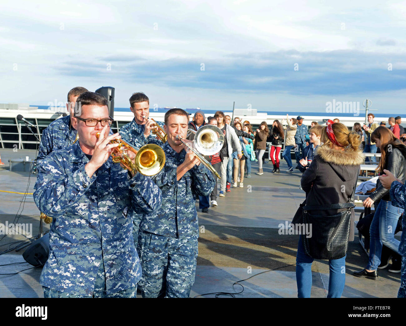 141024-N-VY489-289 BURGAS, Bulgarien (24. Oktober 2014) - The Befehl Naval Forces Europe Band führen für bulgarische Musikstudenten während eines Auftritts an Bord den USA 6. Flottenkommando und Kontrolle Schiff USS Mount Whitney (LCC-20). Mount Whitney führt Marinebetriebe in den USA 6. Flotte Bereich der Maßnahmen zur Erhöhung der Sicherheit der Vereinigten Staaten in Europa interessiert. (Foto: U.S. Navy Mass Communication Specialist 2. Klasse Mike Wright / veröffentlicht) Stockfoto