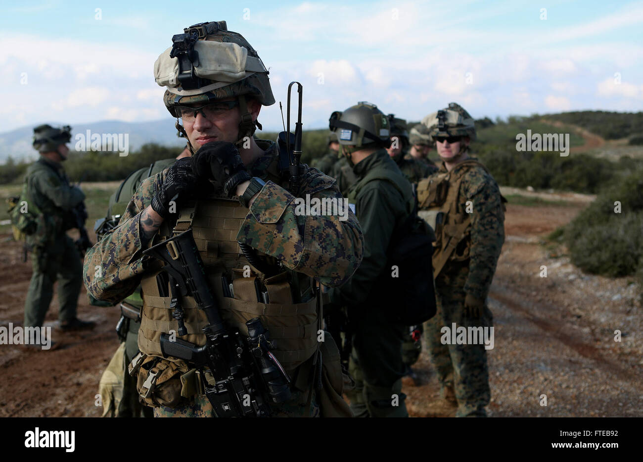 Dieses Foto von einer Militärübung am 8. März 2014 in Griechenland zeigt einen US-Marine, der sich auf das schnelle Seiltraining mit der Hellenischen Armee vorbereitet. Die Übung stärkt die Beziehungen zwischen den Streitkräften der beiden Nationen. Stockfoto