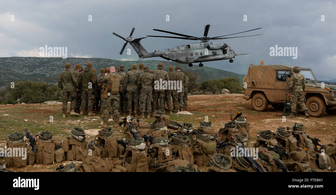 Ein Landungsteam des U.S. Marine Corps Battalion vom 1. Bataillon, 6. Marine Regiment, 22. Marine Expeditionary Unit (MEU) erhält eine Sicherheitsunterweisung während gemeinsamer Militärübungen mit der Hellenischen Armee in Griechenland. Die MEU, die an Bord der Bataan Amphibious Ready Group stationiert ist, führt amphibische Missionen zur Krisenreaktion und zur operativen Bereitschaft durch. Stockfoto