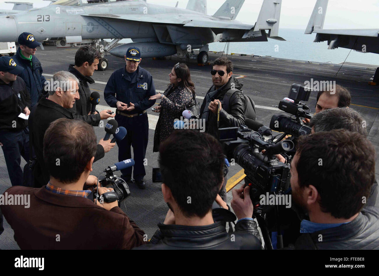 140309-N-HK946-471 ANTALYA, Türkei (9. März 2014) Captain Matthew Paradise, der Executive Officer an Bord USS George H. W. Bush (CVN-77) spricht mit Mitgliedern der türkischen Medien auf dem Flugdeck des CVN-77. George H. W. Bush ist auf eine geplante Bereitstellung unterstützen maritimer Sicherheitsoperationen und Sicherheitsbemühungen Zusammenarbeit Theater in den USA 6. Flotte Einsatzgebiet.  (Foto: U.S. Navy MCSN Travis Litke/freigegeben) Stockfoto