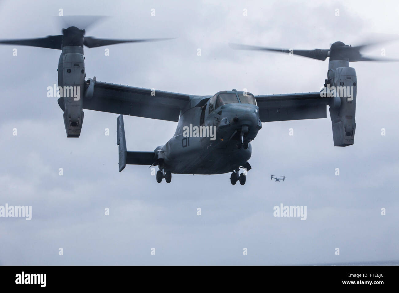 Ein *MV-22 Osprey*-Flugzeug der *VMM-263* landet am 10. März 2014 auf der *USS Bataan* (LHD 5) in der *Ägäis*, nach einer bilateralen Übung mit der *Hellenischen Armee*. Dadurch werden die militärischen Beziehungen zwischen den USA und Griechenland gestärkt. Stockfoto Ein *MV-22 Osprey*-Flugzeug der *VMM-263* landet am 10. März 2014 auf der *USS Bataan* (LHD 5) in der *Ägäis*, nach einer bilateralen Übung mit der *Hellenischen Armee*. Dadurch werden die militärischen Beziehungen zwischen den USA und Griechenland gestärkt. Stockfoto