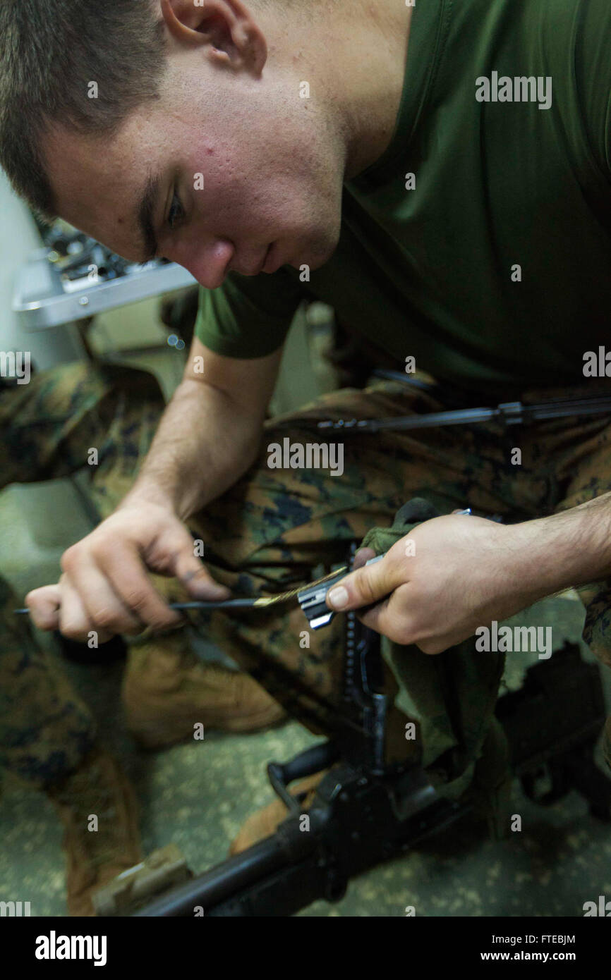 Am 10. März 2014 reinigt der US-Marine-Corps Lance CPL. Jacob Harper, der bei der 22. Marine Expeditionary Unit (MEU) diente, sein M240B-Maschinengewehr an Bord der USS Bataan (LHD 5), nachdem er eine bilaterale Übung in Griechenland mit der Hellenischen Armee abgeschlossen hatte. Diese Übung ist Teil der laufenden militärischen Zusammenarbeit zwischen den USA und Griechenland im Einsatzgebiet der 6. US-Flotte. Stockfoto Am 10. März 2014 reinigt der US-Marine-Corps Lance CPL. Jacob Harper, der bei der 22. Marine Expeditionary Unit (MEU) diente, sein M240B-Maschinengewehr an Bord der USS Bataan (LHD 5), nachdem er eine bilaterale Übung in Griechenland mit der Hellenischen Armee abgeschlossen hatte. Diese Übung ist Teil der laufenden militärischen Zusammenarbeit zwischen den USA und Griechenland im Einsatzgebiet der 6. US-Flotte. Stockfoto