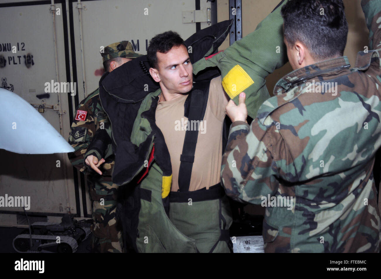 140311-N-IM823-010-ANTALYA, Türkei (11. März 2014) A türkische Special Air Service Explosive Ordnance Entsorgung (SASEOD) Commando dons-Anzug eine Bombe an Bord des Flugzeugträgers USS George H.W. Bush (CVN-77) in eine gemeinsame Übung mit Explosive Ordnance Entsorgung Mobile Einheit 12 Zug 3: 2. George H.W. Bush ist auf eine geplante Bereitstellung unterstützen maritimer Sicherheitsoperationen und Sicherheitsbemühungen Zusammenarbeit Theater in den USA 6. Flotte Einsatzgebiet.   (Foto: U.S. Navy Mass Communication Specialist 1. Klasse Joseph R. Vincent/freigegeben) Stockfoto