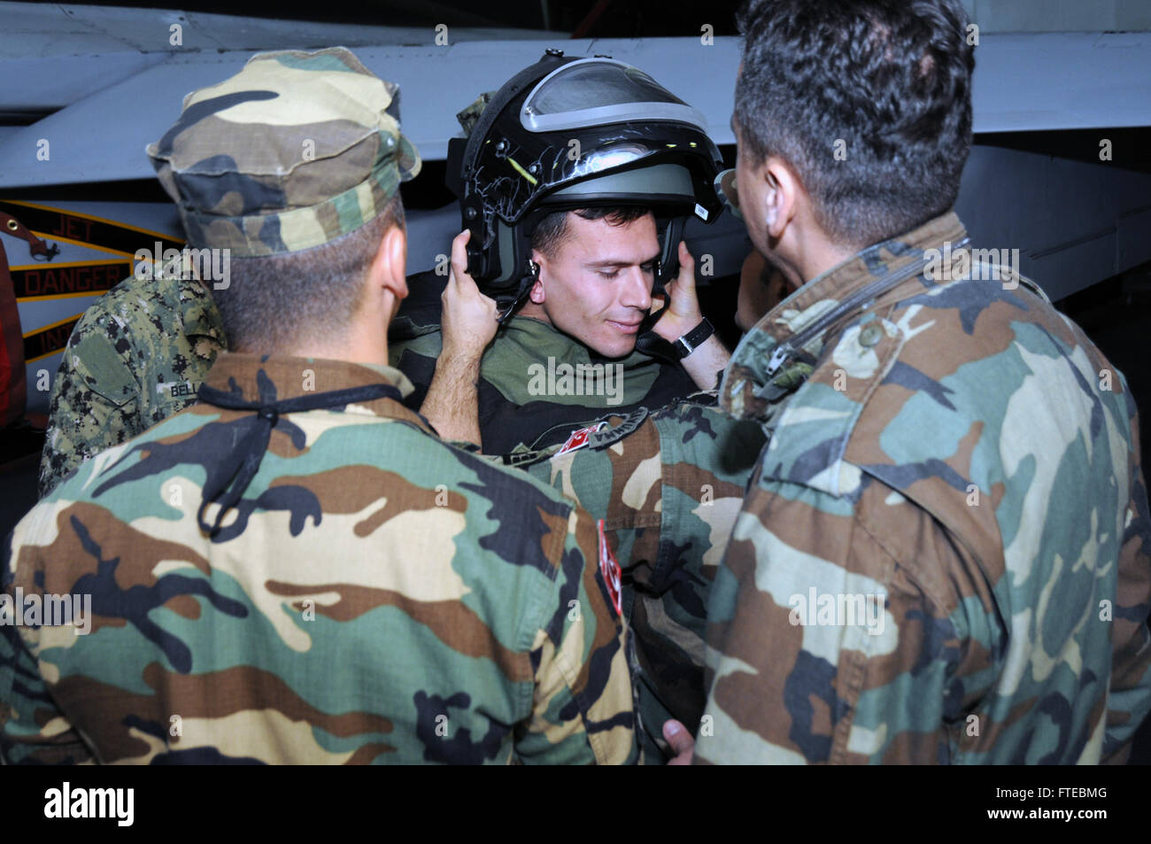 Ein türkisches Sonderluftdienst-Sprengstoffverordnungs-Commando bereitet sich auf eine gemeinsame Übung an Bord der USS George H.W. Bush vor, um die Seeverkehrssicherheit und die Theatersicherheit zu unterstützen. Stockfoto