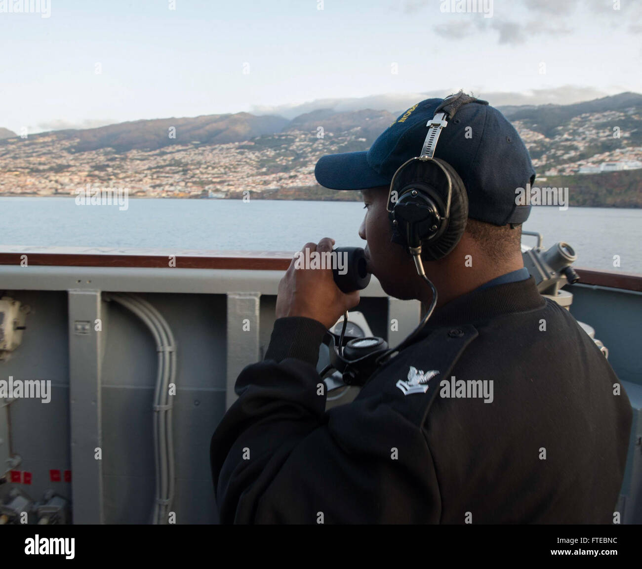 Personalspezialist 2. Klasse Hilliard Kelly meldet das Tragen eines Objekts, als die USS Simpson (FFG 56), eine Fregatte mit Lenkraketen, zu einem geplanten Hafenbesuch in Portugal eintrifft. Das Schiff führt im Rahmen seines Einsatzes in das Einsatzgebiet der 6. US-Flotte Operationen zur Gefahrenabwehr und zur Zusammenarbeit bei der Theatersicherheit durch. Stockfoto