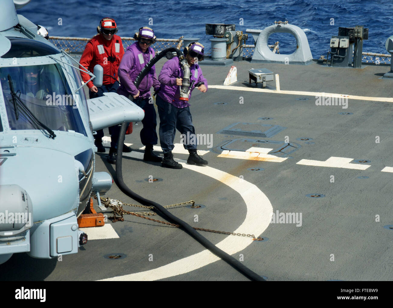 140312-N-CH661-271-Mittelmeer (12. März 2014) - Segler, zugeordnet der geführte Flugkörper-Zerstörer USS Ramage (DDG-61), Unterlegkeile aus die Reifen eines MH-60R Sea Hawk Hubschrauber, zugewiesen, die Spartaner von Hubschrauber Maritime Strike Squadron (HSM) 70, ein PKW-Transfer nach entfernen. Ramage, Gridley in Norfolk, Virginia, ist auf eine geplante Bereitstellung unterstützen maritimer Sicherheitsoperationen und Sicherheitsbemühungen Zusammenarbeit Theater in den USA 6. Flotte Einsatzgebiet. (Foto: U.S. Navy Mass Communication Specialist 2. Klasse Jared King/freigegeben)   Nehmen Sie das Gespräch auf Twitter Stockfoto