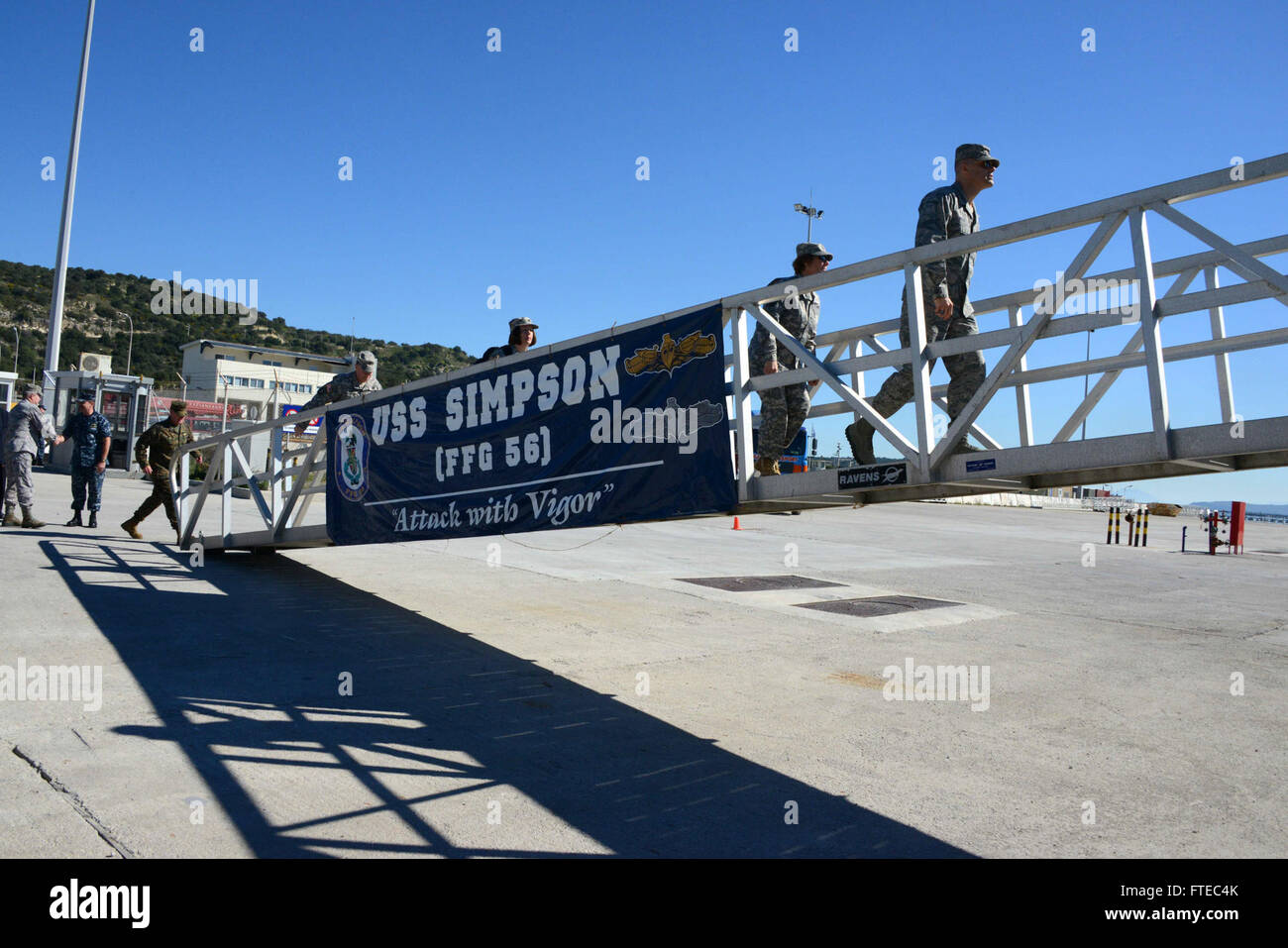 Dieses Foto zeigt Teilnehmer an Bord der USS Simpson (FFG 56) während eines geplanten Besuchs in Souda Bay, Griechenland. CAPSTONE ist ein militärisches Ausbildungsprogramm für hohe Offiziere und Beamte. Stockfoto