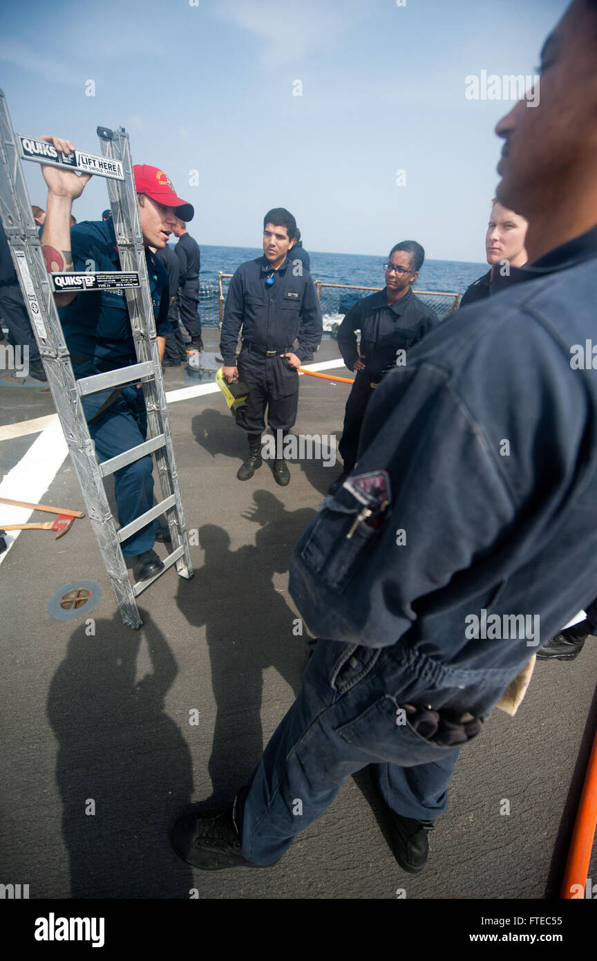 140315-N-WD757-840 Mittelmeer (15. März 2014) – Schaden Controlman 2. Klasse Bryan Daugherty erklärt die Verwendung von Feuerlöschgeräten während einer allgemeinen Viertel Drill an Bord der geführte Flugkörper-Zerstörer USS Arleigh Burke (DDG-51). Arleigh Burke ist auf eine geplante Bereitstellung zur Unterstützung der Sicherheit im Seeverkehr Operationen und Sicherheitsbemühungen Zusammenarbeit Theater in den USA 6. Flotte Aufgabengebiet. (Foto: U.S. Navy Mass Communication Specialist 2. Klasse Carlos M. Vazquez II/freigegeben) Stockfoto