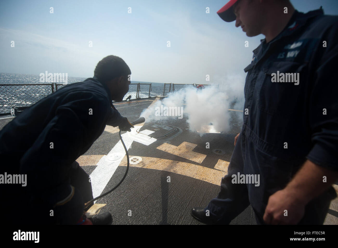 Die kulinarische Spezialistin Seaman Isaiah Harris betreibt einen CO2-Feuerlöscher während einer allgemeinen Übung an Bord der USS Arleigh Burke (DDG 51), einem Raketenzerstörer. Das Schiff wird im Mittelmeer eingesetzt, um Maßnahmen zur Gefahrenabwehr im Seeverkehr zu unterstützen. Stockfoto