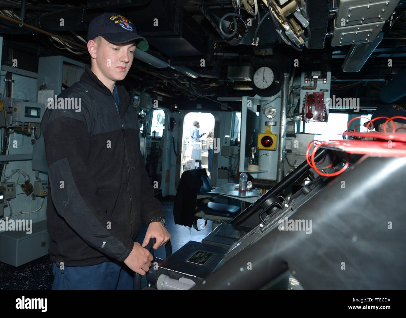 140319-N-CH661-073-Mittelmeer (19. März 2014) - Seemann Rekrut David A. Blauvelt, zugeordnet der geführte Flugkörper-Zerstörer USS Ramage (DDG-61), hält den Kurs des Schiffes während der Steuermann Wache. Ramage, Gridley in Norfolk, Virginia, ist auf eine geplante Bereitstellung unterstützen maritimer Sicherheitsoperationen und Sicherheitsbemühungen Zusammenarbeit Theater in den USA 6. Flotte Einsatzgebiet. (Foto: U.S. Navy Mass Communication Specialist 2. Klasse Jared King/freigegeben)   Nehmen Sie das Gespräch auf Twitter (https://twitter.com/naveur navaf) folgen Sie uns auf Facebook (https://www.fa Stockfoto