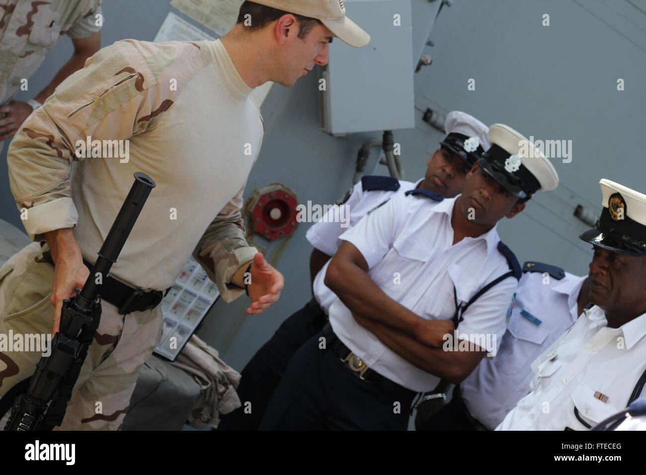 140319-N-ZZ999-001 PORT LUIS, Mauritius (19. März 2014) – Lt. James Showanes, zugeordnet der geführte Flugkörper-Zerstörer USS Nitze (DDG-94), Exponate der Besuch Board Suche und Beschlagnahme Team M4 Karabiner für Mauritius Coast Guard bei einem in-Port-Tausch zwischen den beiden. Nitze ist auf eine geplante Bereitstellung unterstützen maritimer Sicherheitsoperationen und Sicherheitsbemühungen Zusammenarbeit Theater in den USA 6. Flotte Einsatzgebiet. (Foto: US-Marine Gunner es Mate Seaman Naquon Kebe)  Nehmen Sie das Gespräch auf Twitter (https://twitter.com/naveur navaf) folgen Sie uns auf Facebook (https://www.faceb Stockfoto