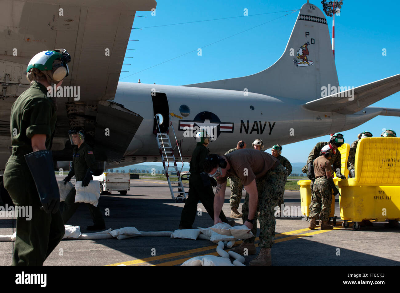 Seeleute der „Golden Eagles“ der Patrol Squadron 9 führen eine Spritzwasserübung auf der Naval Air Station Sigonella durch, als Teil ihrer Ausbildung für globale Operationen. Diese Übung verbessert ihre Bereitschaft für Marinepatrouillen- und Aufklärungsmissionen in Europa und Afrika. Stockfoto