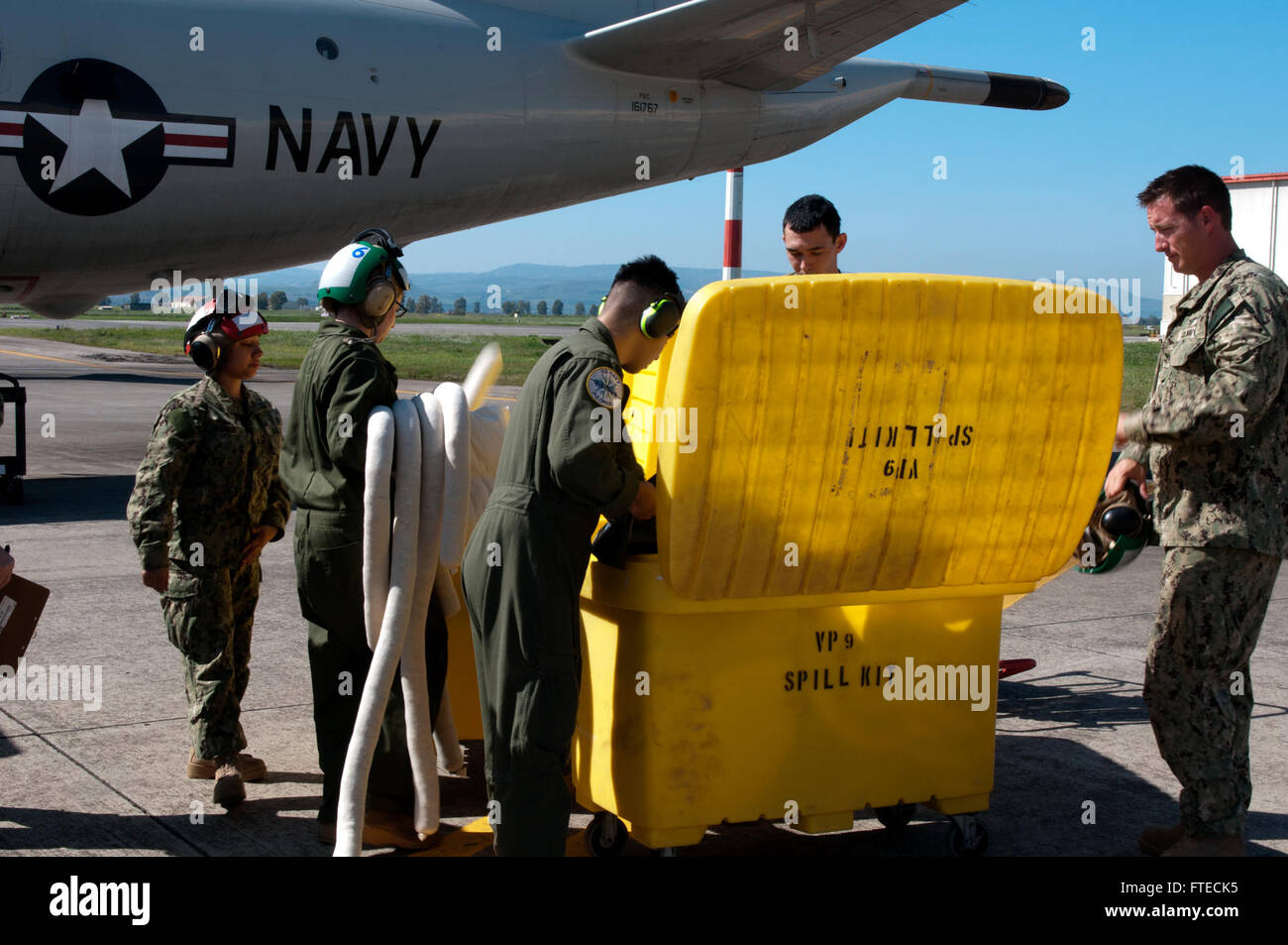 Dieses Foto zeigt Seeleute der Patrol Squadron (VP) 9, die am 20. März 2014 eine Treibstoffbohrung auf der Naval Air Station Sigonella auf Sizilien durchführen. VP-9 ist Teil der US-6. Flotte. Stockfoto