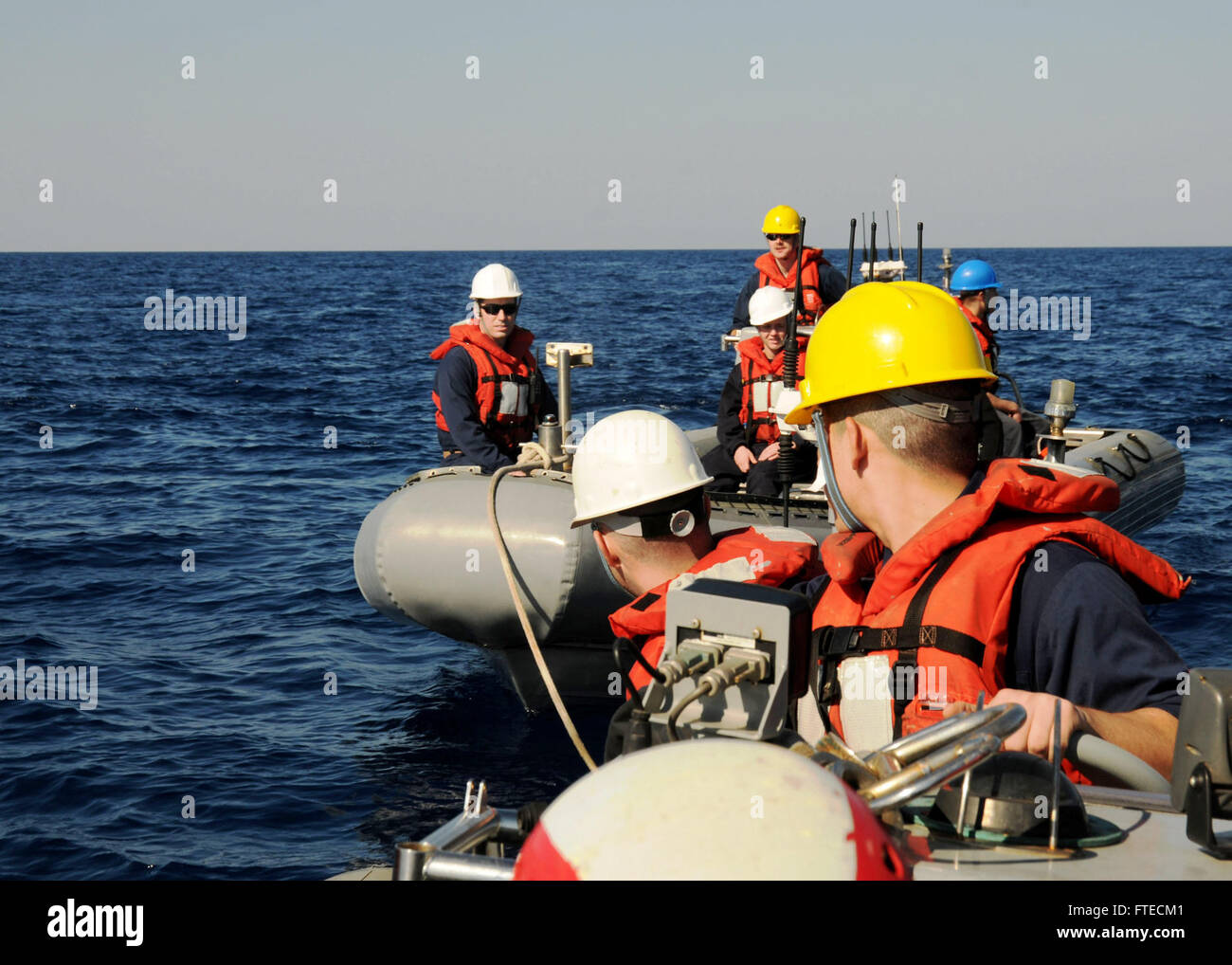 Dieses Foto der US Navy zeigt Starrrrumpf-Schlauchboote der USS Ramage (DDG 61), die im Mittelmeer Schlepptraining durchführen. Das Schiff ist Teil der 6. US-Flotte, die die maritimen Sicherheitseinsätze unterstützt. Stockfoto