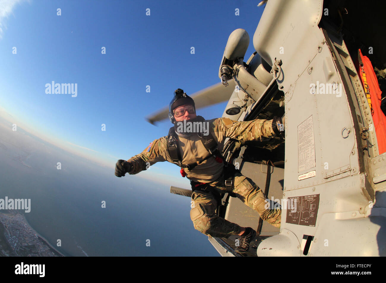 140326-N-BG563-005-ROTA, Spanien (26. März 2014) Mitglieder des Explosive Ordnance Entsorgung Mobile Einheit (EODMU) 8 und Spanisch Special Forces Verhalten paradrop Trainingsbetrieb mit den Ghostriders der Hubschrauber Meer bekämpfen Squadron (HSC) 28, det 1. (Foto: U.S. Navy Lt. CMdR Scott "Smoke" Moak) Stockfoto