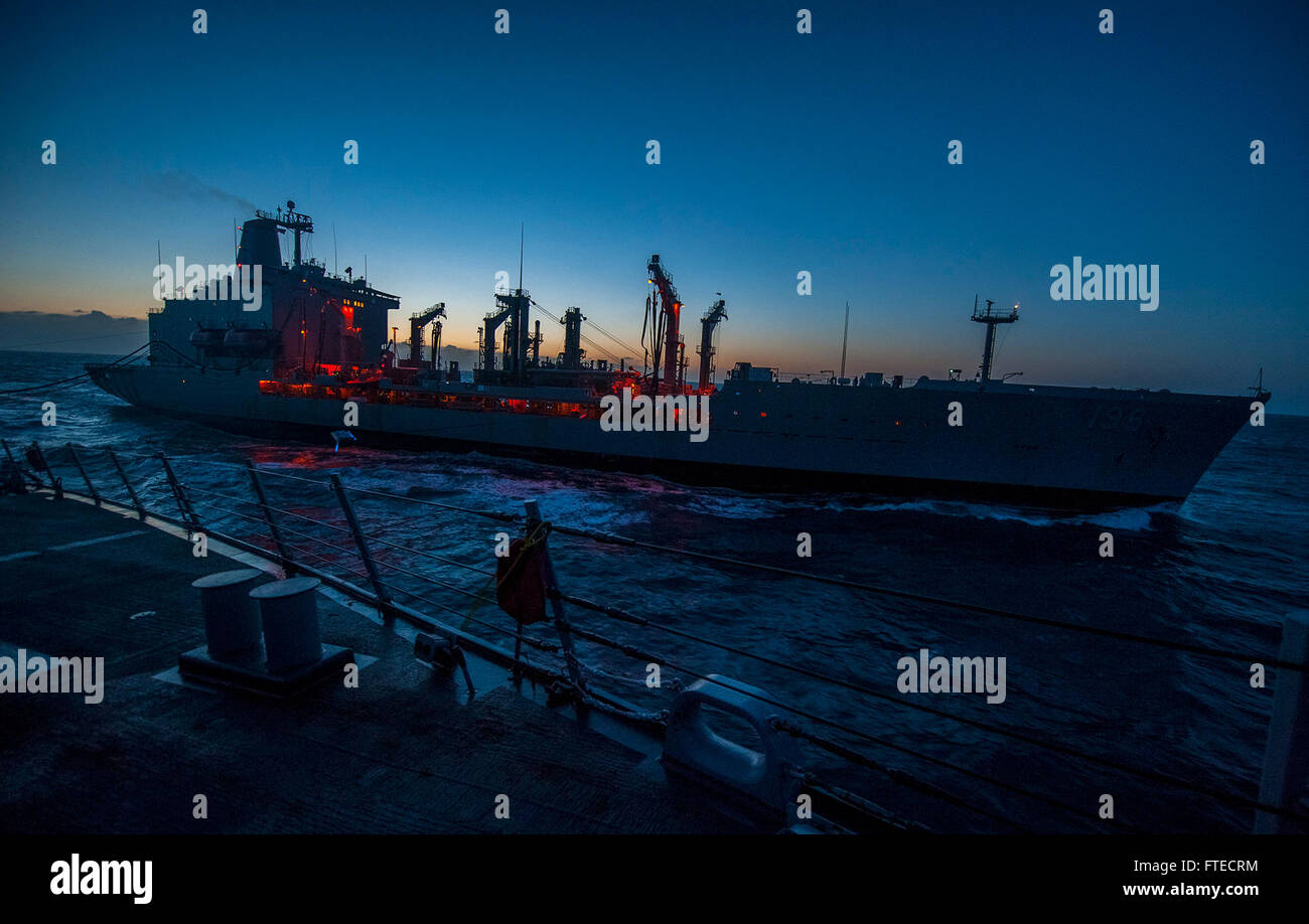 Die USNS Kanawha (T-AO 196) wird in der Keltischen See während der Joint Warrior 14-1 Übung gesehen, einer Multi-Kriegs-Trainingsveranstaltung, die die Interoperabilität der NATO und der alliierten Streitkräfte verbessern soll. Stockfoto