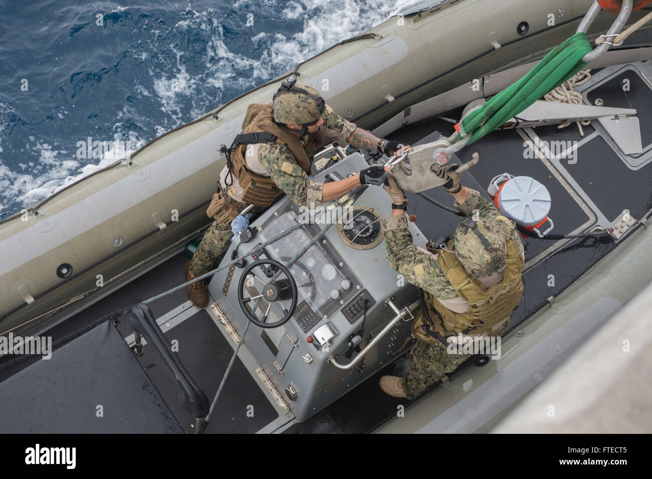 Am 27. März 2014 unternahmen Seeleute an Bord der USNS Spearhead (JHSV 1) eine gemeinsame Operation mit ghanaischen Streitkräften zur Durchsetzung des Seerechts im Golf von Guinea. Die Mission beinhaltete den Einsatz eines Krans zum Heben eines Starrrrumpf-Schlauchbootes (RHIB) im Rahmen des African Maritime Law Enforcement Partnership (AMLEP)-Programms. Stockfoto