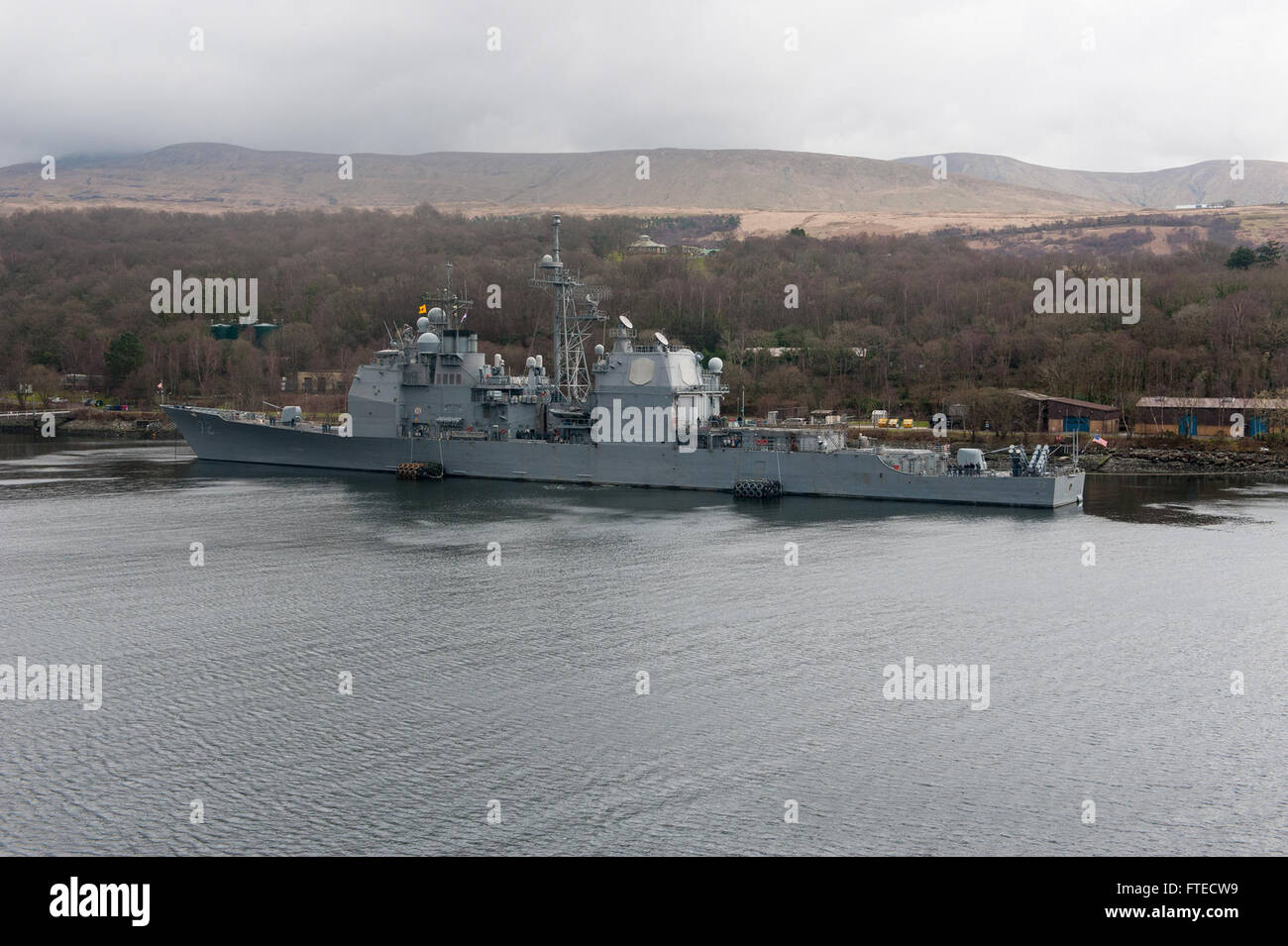 Die USS Vella Gulf (CG 72), ein Lenkraketenkreuzer, liegt in Faslane, Schottland, um an Übung Joint Warrior 14-1 teilzunehmen. Die Übung verbessert die Interoperabilität zwischen der NATO und den alliierten Streitkräften in Umgebungen mit mehreren Kriegen. Stockfoto