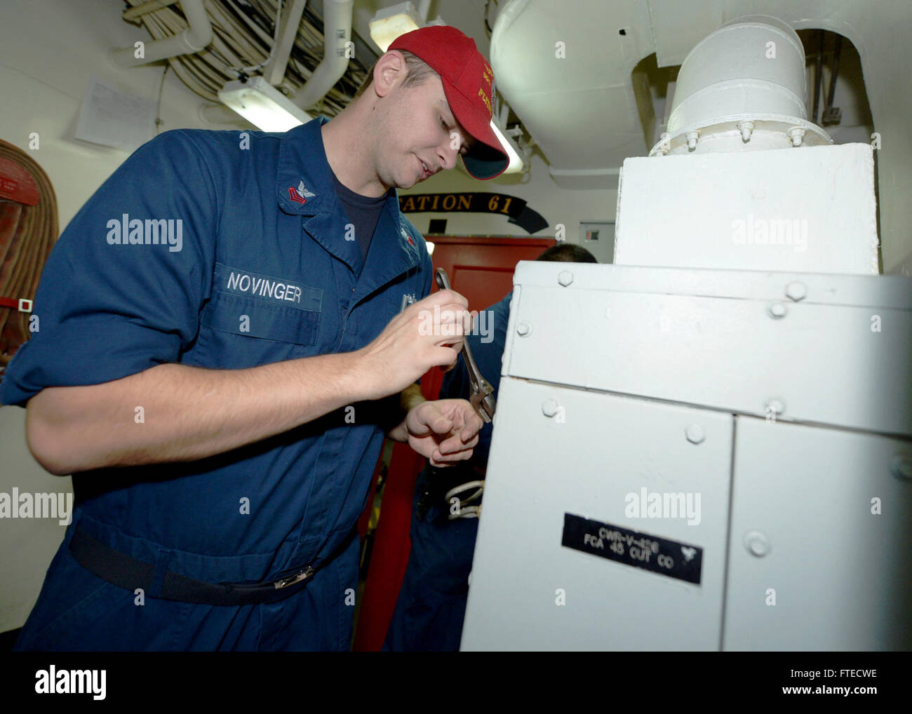 Damage Controlman 1. Klasse Bradley Novinger, der der USS Ramage (DDG 61) zugeteilt wurde, führt Wartungsarbeiten an einer Lüfterspule an Bord des Raketenzerstörers im Mittelmeer durch. Die USS Ramage ist Teil der 6. US-Flotte und trägt zur Sicherheit im Seeverkehr und zur internationalen Zusammenarbeit bei. Stockfoto Damage Controlman 1. Klasse Bradley Novinger, der der USS Ramage (DDG 61) zugeteilt wurde, führt Wartungsarbeiten an einer Lüfterspule an Bord des Raketenzerstörers im Mittelmeer durch. Die USS Ramage ist Teil der 6. US-Flotte und trägt zur Sicherheit im Seeverkehr und zur internationalen Zusammenarbeit bei. Stockfoto