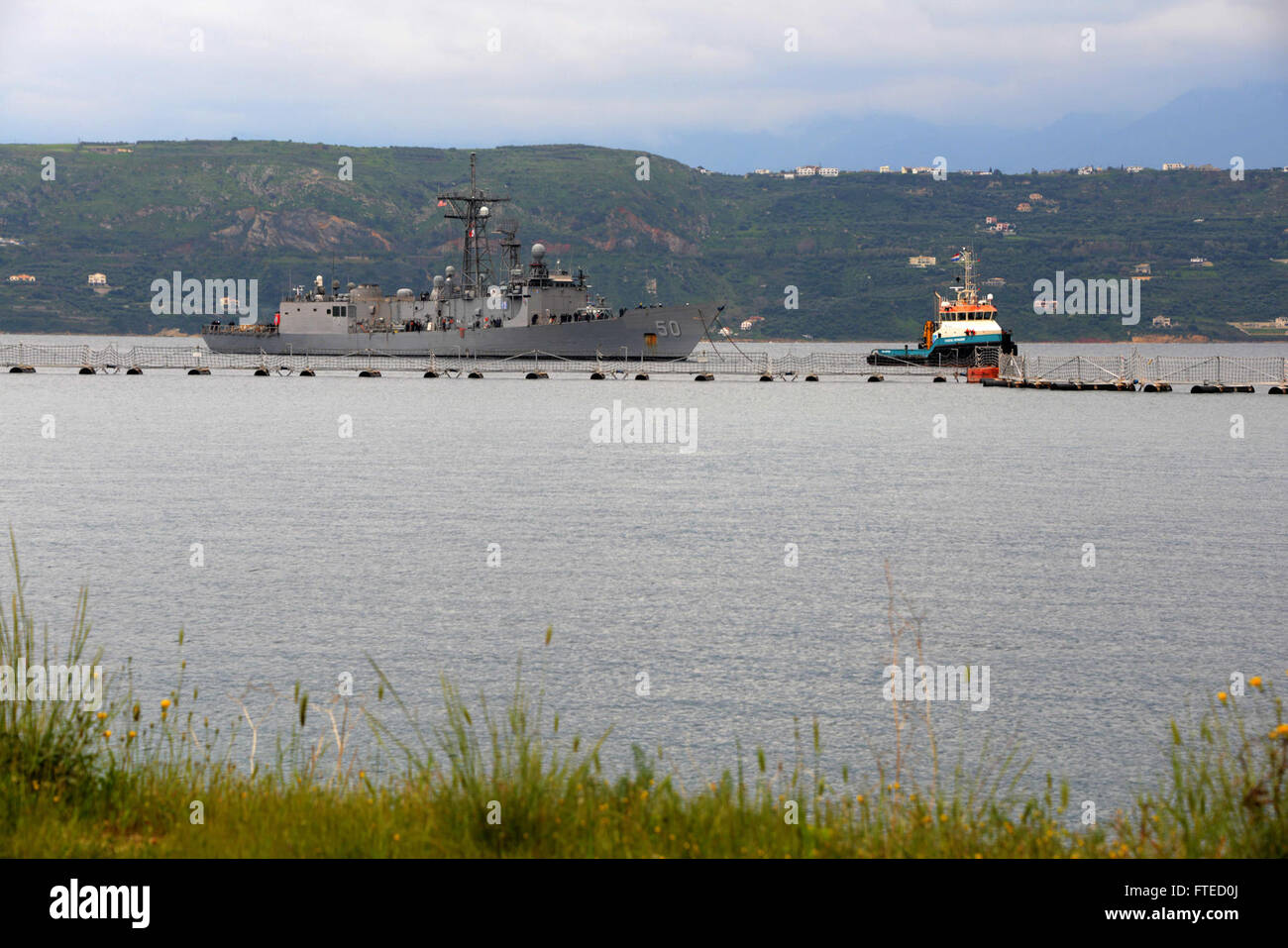 SOUDA BAY, Griechenland (12. März 2014) - Segler an Bord der geführte Raketen Fregatte USS Taylor (FFG-50) moor das Schiff im Meer und Anker Detail, als sie für einen geplanten Hafen-Besuch in Marathi NATO Pier Anlage ankommt. Taylor ist auf eine geplante Bereitstellung unterstützen maritimer Sicherheitsoperationen und Sicherheitsbemühungen Zusammenarbeit Theater in den USA 6. Flotte Einsatzgebiet. Stockfoto