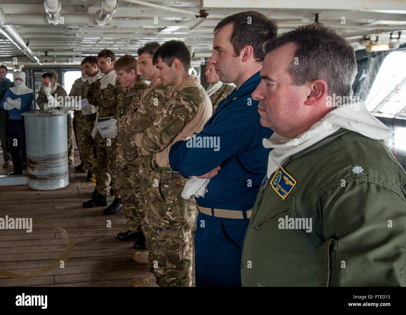 Nordsee (1. April 2014) Mitarbeiter von Zerstörer Geschwader (DESRON) 26 besuchen eine kurze an Bord der Royal Navy Flugzeugträger HMS Illustrious (R06) während der Übung Joint Warrior 14-1.  Gemeinsame Krieger 14-1, halbjährlich, Vereinigtes Königreich führte Trainingsübung NATO und Alliierten bieten ein einzigartiges Multi-Kriegsführung-Umfeld, um für globale Einsätze vorzubereiten. Die Übung Joint Warrior soll die Interoperabilität zwischen den alliierten Seestreitkräfte in einem operativen anspruchsvollen Umfeld zu verbessern. Stockfoto