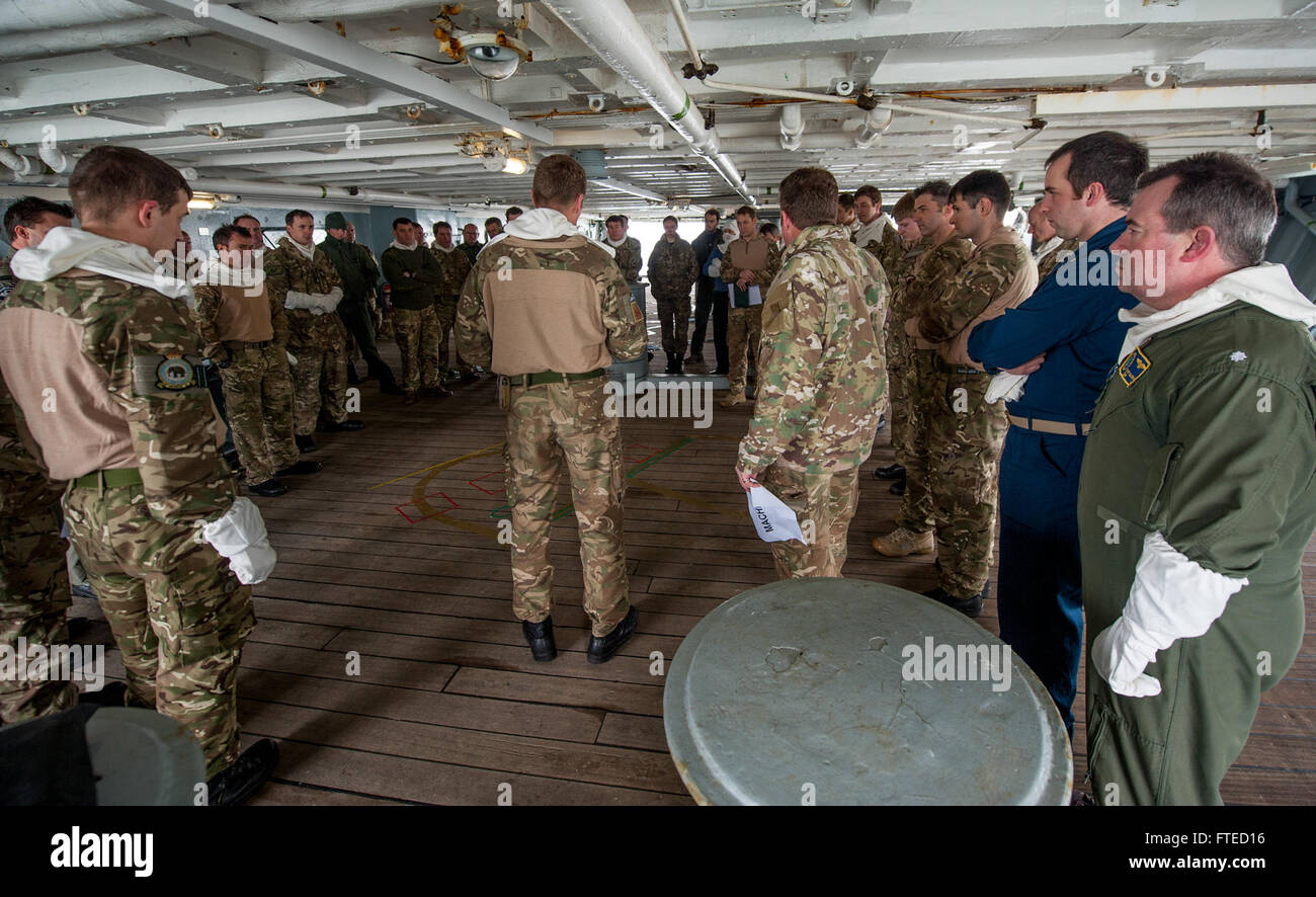 Dieses Foto zeigt Mitarbeiter der Zerstörergeschwader 26 an Bord des Flugzeugträgers HMS illustrous während der Übung Joint Warrior 14-1. Die Übung zielte darauf ab, die Fähigkeiten der NATO und der alliierten Marinen in einem Trainingsumfeld für mehrere Kriege zu verbessern. Stockfoto