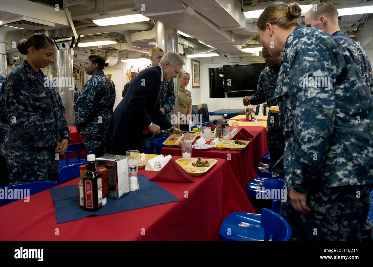 Marineminister Ray Mabus trifft sich mit Besatzungsmitgliedern an Bord der USS Bulkeley (DDG 84) im Mittelmeer. Der Zerstörer, Teil der Harry S. Truman Carrier Strike Group, unterstützt die Bemühungen um die Sicherheit und Zusammenarbeit im Seeverkehr während seines Einsatzes im Einsatzgebiet der 6. US-Flotte. Stockfoto